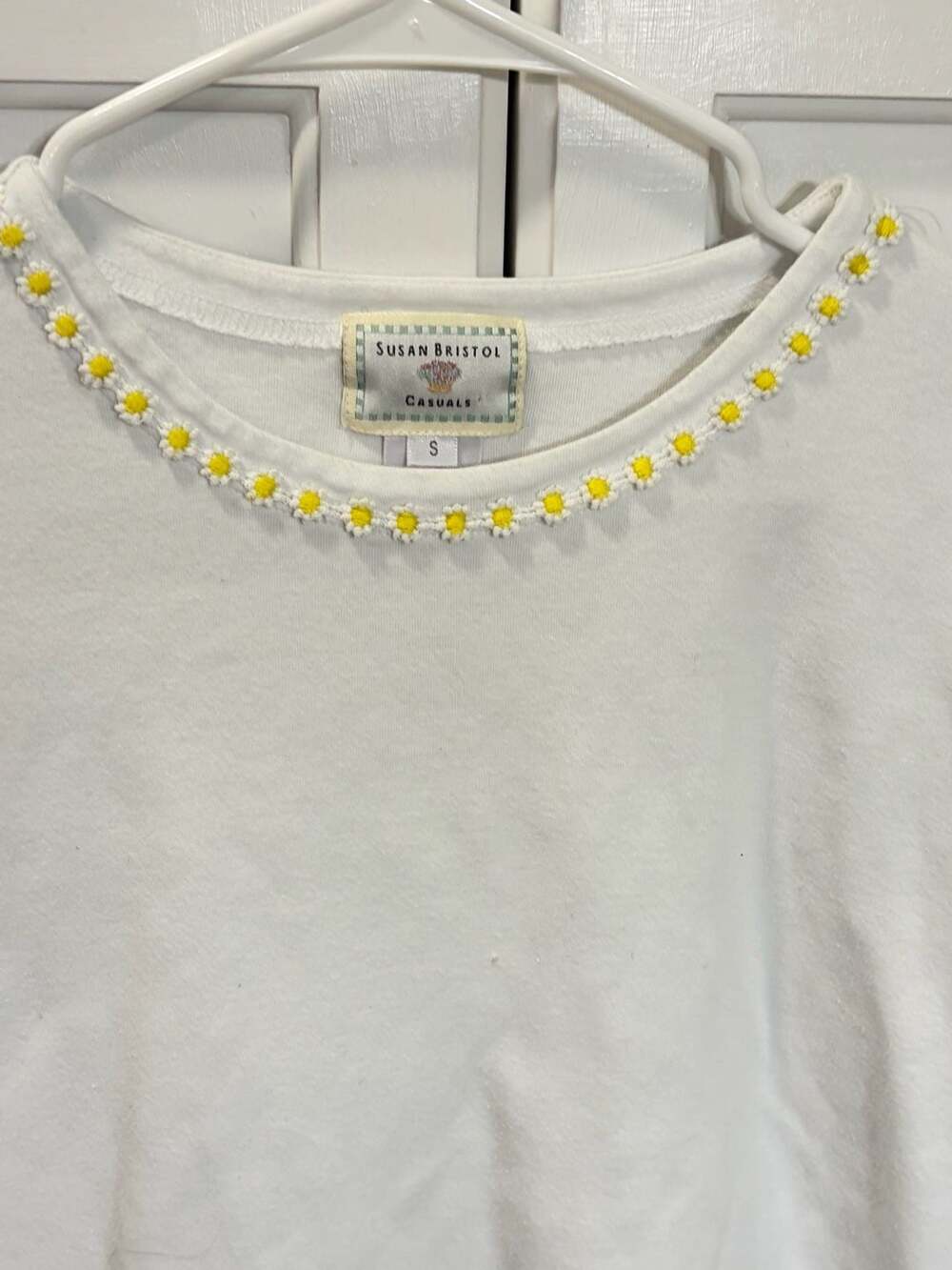 Susan Bristol Casuals Fitted T-Shirt with Yellow Daisy Trim Neckline Cottagecore - Picture 1 of 8